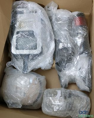 une boîte en carton remplie de sacs et d'un téléphone portable