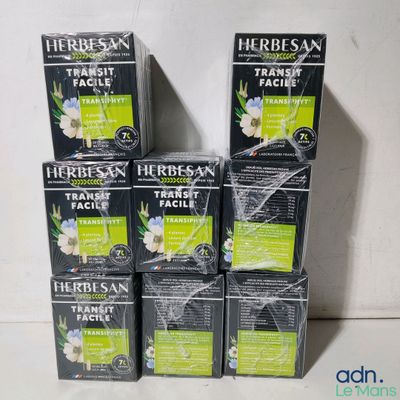 quatre boîtes de thé Herbsan sont empilées les unes sur les autres