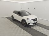 Le SUV blanc est garé dans une pièce blanche au sol à carreaux.