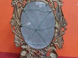 un miroir posé sur une table rouge