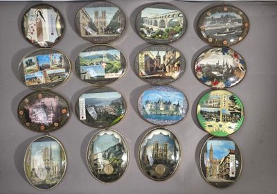 beaucoup d'assiettes sur lesquelles sont représentées différentes villes