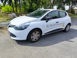 la voiture blanche est garée sur le côté de la route
