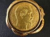 gros plan d'une pièce d'or portant un visage de femme