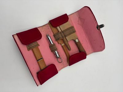 ASIE. Trousse d'ustensiles en velours rouge comprenant des c…
