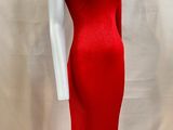 une robe rouge sur un mannequin, un mannequin, un mannequin, un mannequin, un mannequin, un mannequin, un mannequin