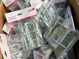 une boîte en carton remplie d'objets métalliques divers