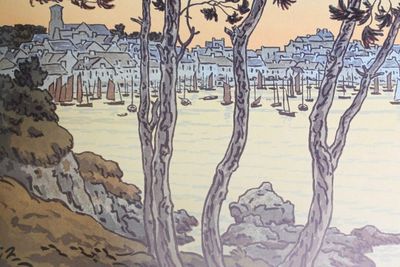 une image d'une peinture d'une ville au bord de l'eau