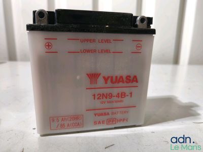 un gros plan d'une batterie de moto posée sur une table