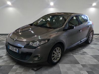 la photo d'une voiture grise garée dans une salle d'exposition