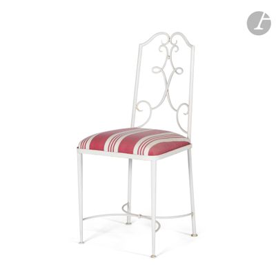 une chaise blanche dont l'assise est rayée de rouge et de blanc