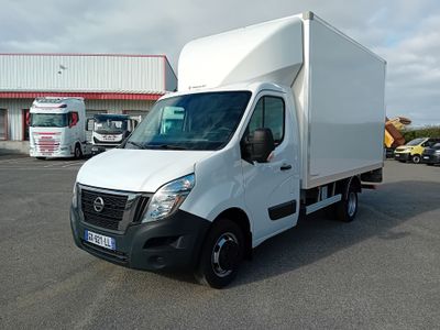 un camion blanc garé dans un parking