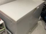 un petit coffre blanc dans un coin de la pièce