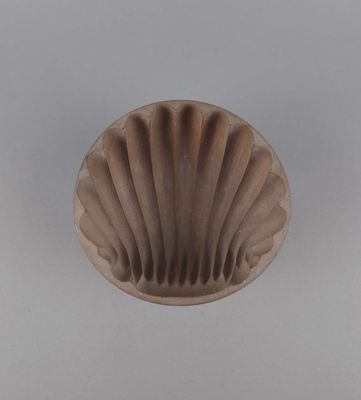 un vase brun posé sur une table