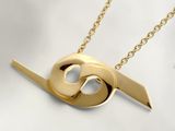 collier plaqué or avec un pendentif en forme d'oiseau, monté sur une chaîne plaquée or