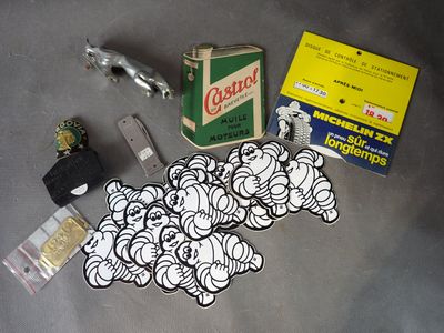 tout un tas de choses qui traînent sur la table