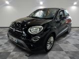 la petite voiture noire est garée dans le garage sur un sol en damier