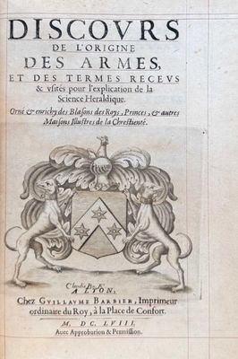 un vieux livre sur lequel figure le dessin d'un blason