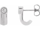 une paire de boucles d'oreilles en argent ornées d'un diamant blanc au centre