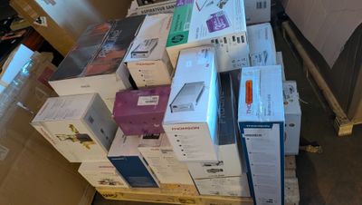 beaucoup de cartons empilés les uns sur les autres
