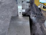 une machine posée sur le sol dans le garage