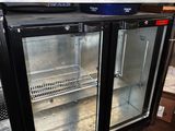 deux portes vitrées ouvertes dans une cuisine