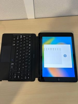deux ordinateurs portables posés l'un à côté de l'autre sur une table