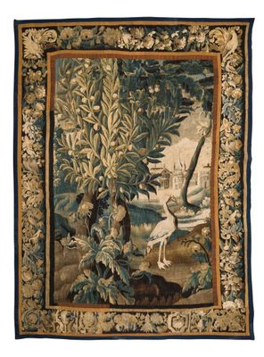 une image représentant une tapisserie accrochée à un mur, sur laquelle figurent des oiseaux et des arbres