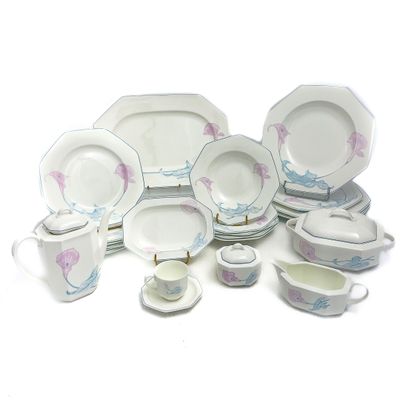 de nombreux types de plats et de tasses sur la table