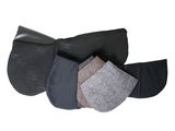 trois paires de chaussettes noires, grises et grises sur fond blanc