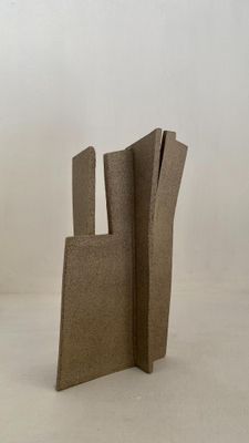 une sculpture en carton posée sur une surface blanche