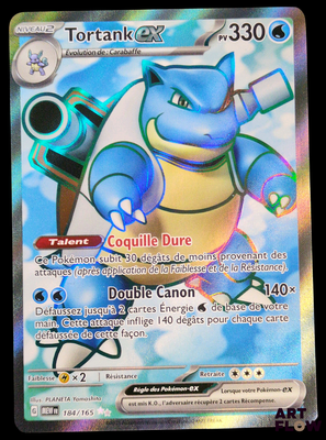 un gros plan d'une carte Pokémon représentant un Pokémon bleu et jaune