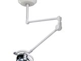 un gros plan d'une lampe médicale sur fond blanc