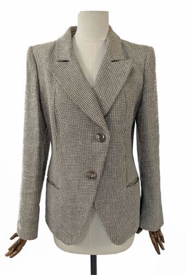 une image d'une veste de femme sur un mannequin