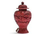 une image représentant un vase rouge muni d'un couvercle, sur fond blanc