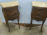 une paire de tables de chevet anciennes avec plateau en marbre, posées sur des pieds, dans une pièce