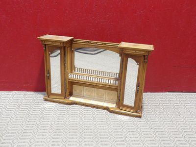 une petite étagère en bois surmontée d'un miroir