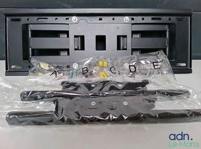 un gros plan sur une télécommande de télévision et une télécommande