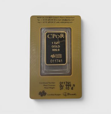 un lingot d'or dans un emballage, sur fond blanc