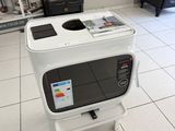 une machine placée au milieu d'une pièce
