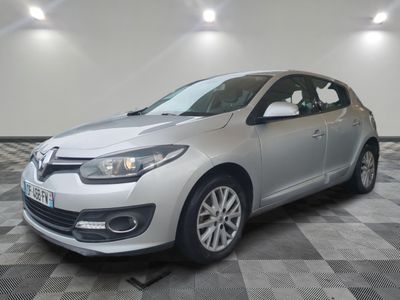 la voiture argentée est garée sur un sol en damier dans le garage