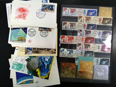 de nombreux types de timbres sur la table