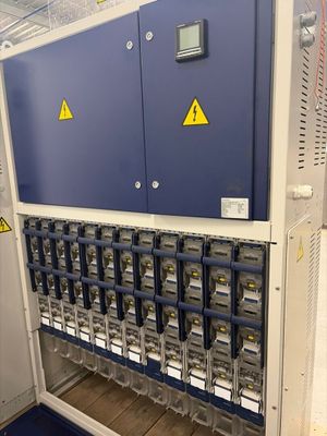 une machine sur laquelle sont branchés tout un tas de fils