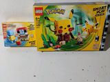 deux Lego posés l'un à côté de l'autre sur une table