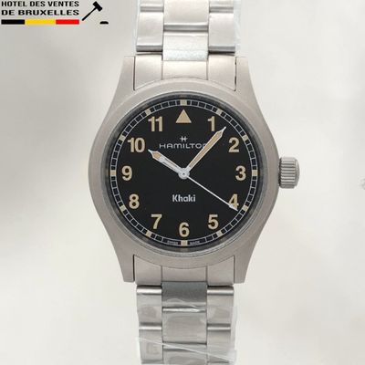 une image d'un gros plan d'une montre-bracelet sur un fond blanc