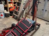 une photo d'un garage avec un chariot au milieu