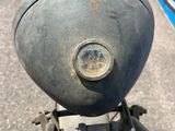 un gros plan d'une moto équipée d'un phare