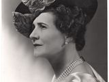 une vieille photo en noir et blanc d'une femme portant un chapeau