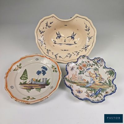 Trois types différents d'assiettes décoratives sont présentés sur un fond blanc