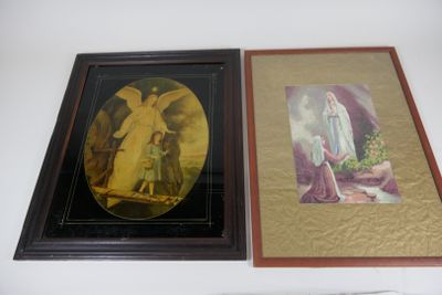deux tableaux encadrés sur le mur d'une pièce