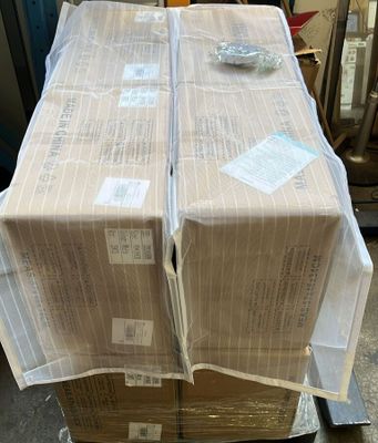 deux cartons empilés l'un sur l'autre sur une palette